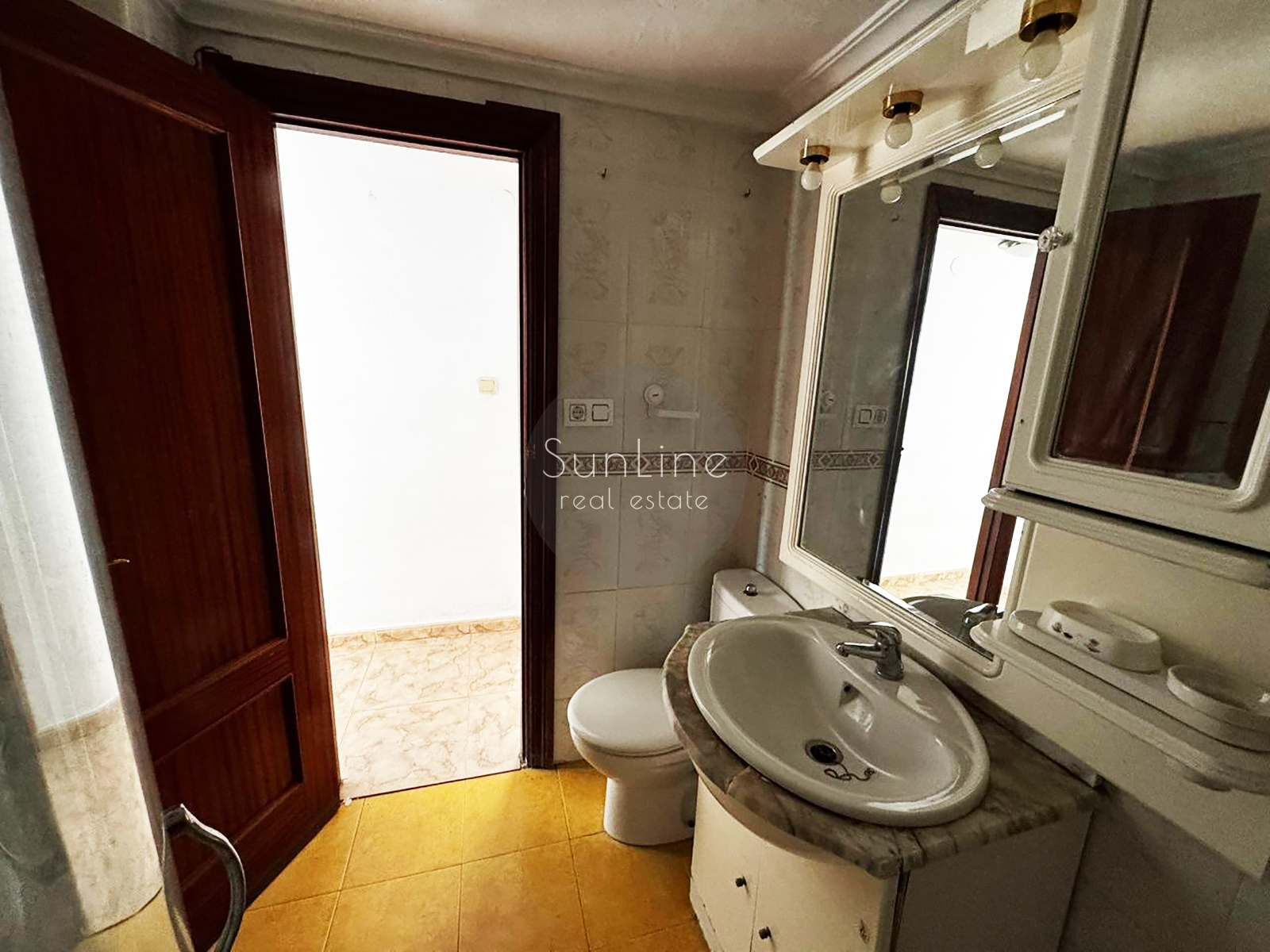 Rent of a three-bedroom apartment with a spacious living room in Quatre Carreres