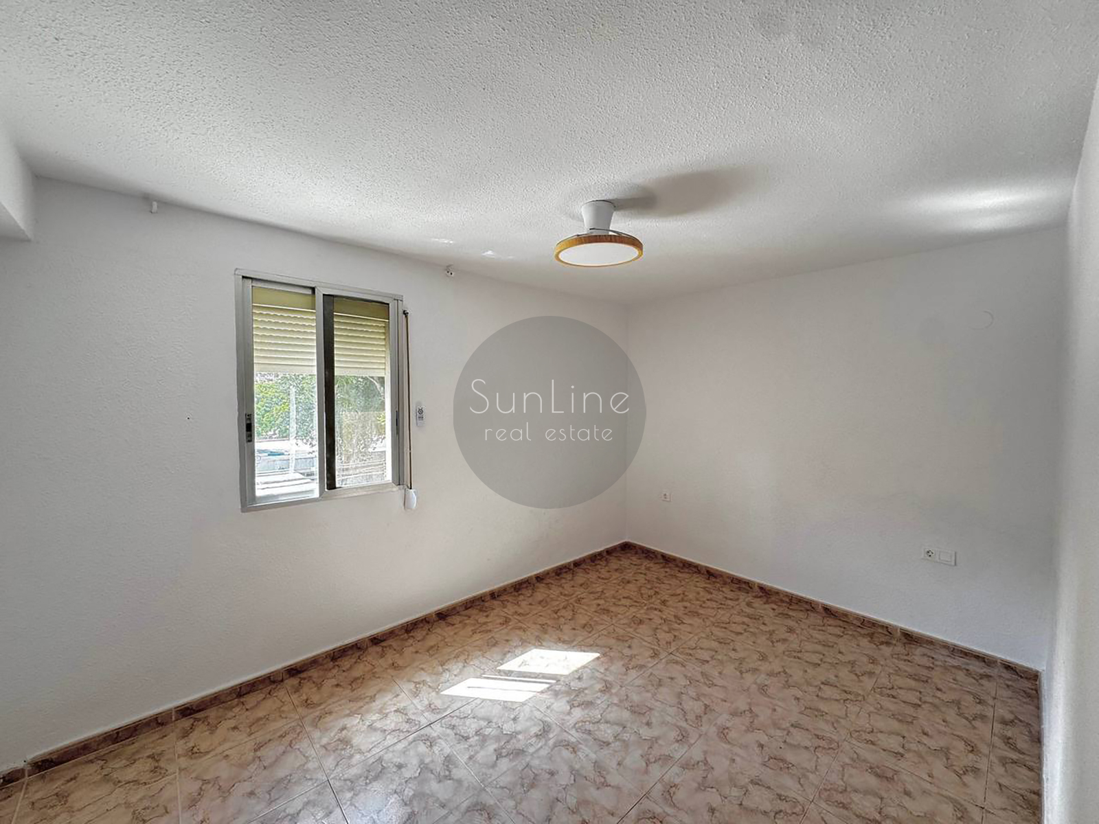 Rent of a three-bedroom apartment with a spacious living room in Quatre Carreres