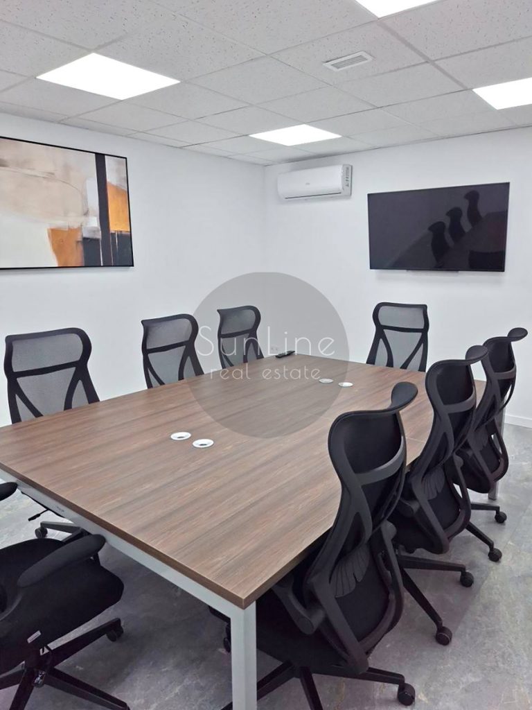 Alquiler de oficinas modernas con sala de conferencias y todas las comodidades tras la reforma mayor en el centro de Valencia