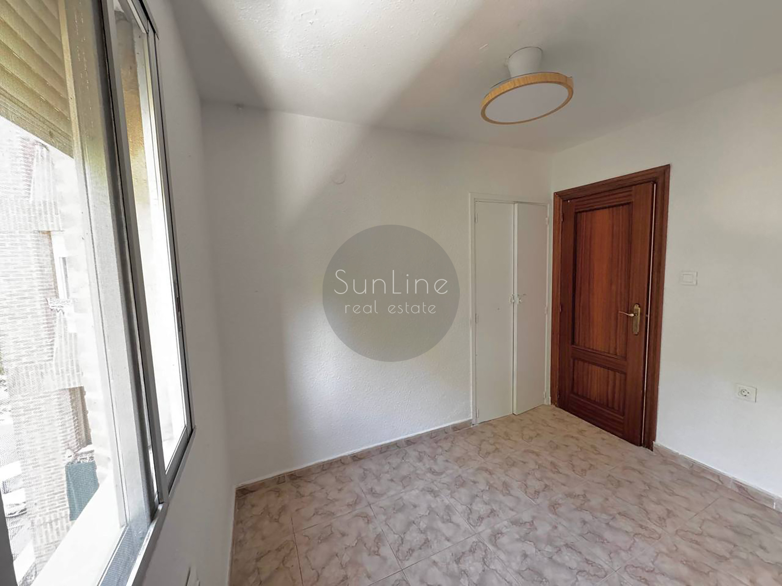 Rent of a three-bedroom apartment with a spacious living room in Quatre Carreres