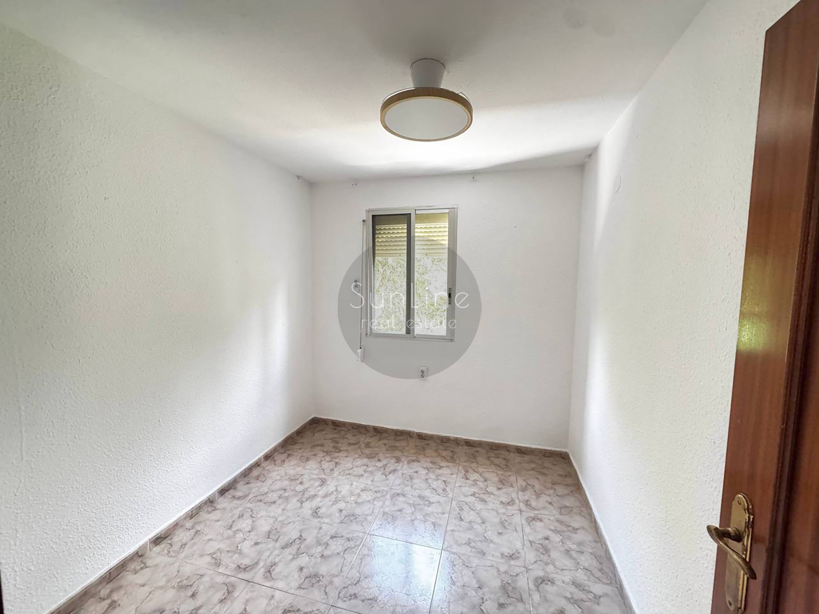 Rent of a three-bedroom apartment with a spacious living room in Quatre Carreres