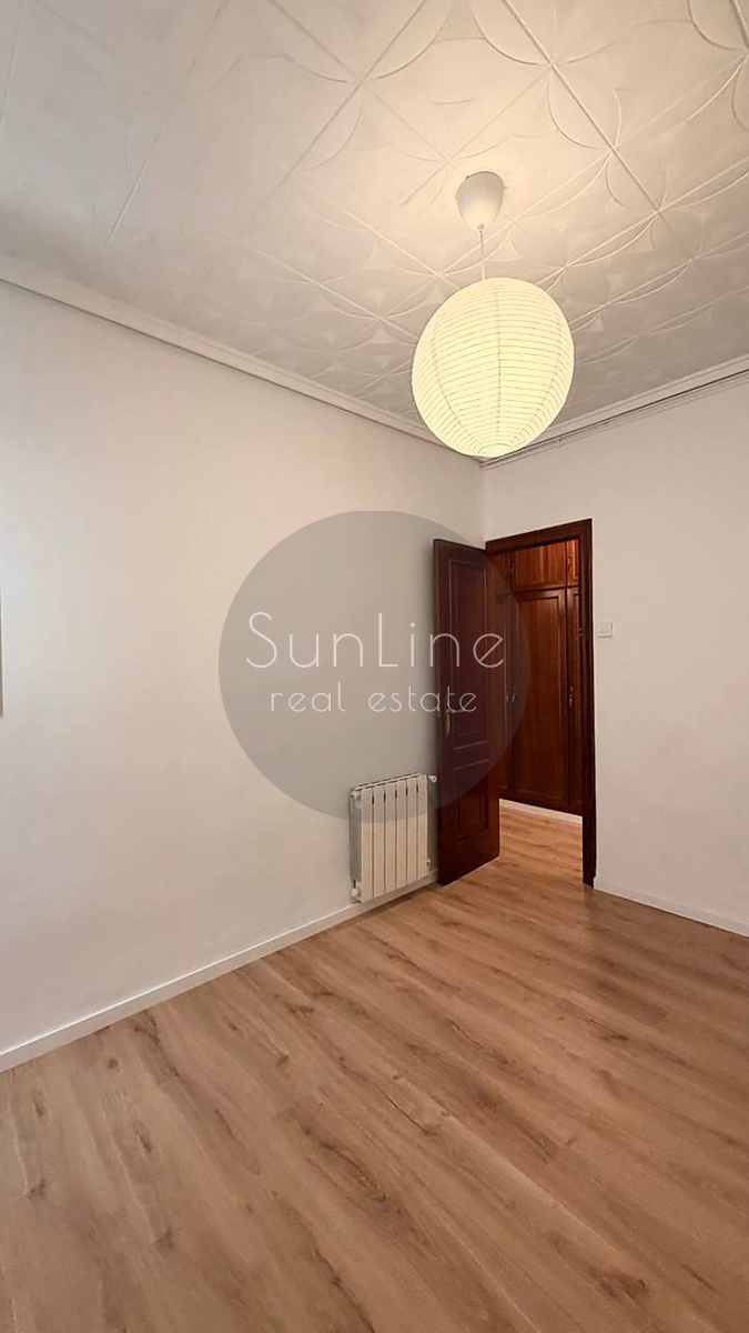 Rent of a spacious apartment 135 m² with 4 bedrooms after renovation in the center of Valencia