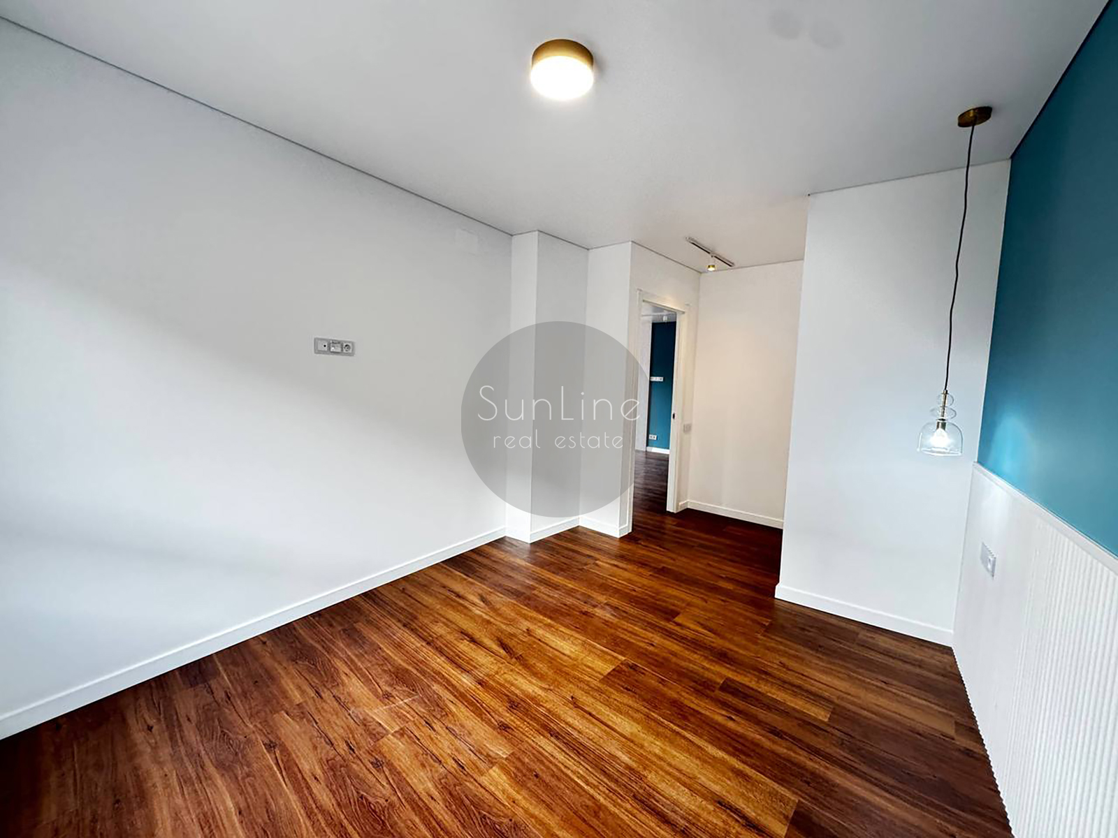 Apartment for sale near the sea with excellent repair and two balconies 350 meters from the subway