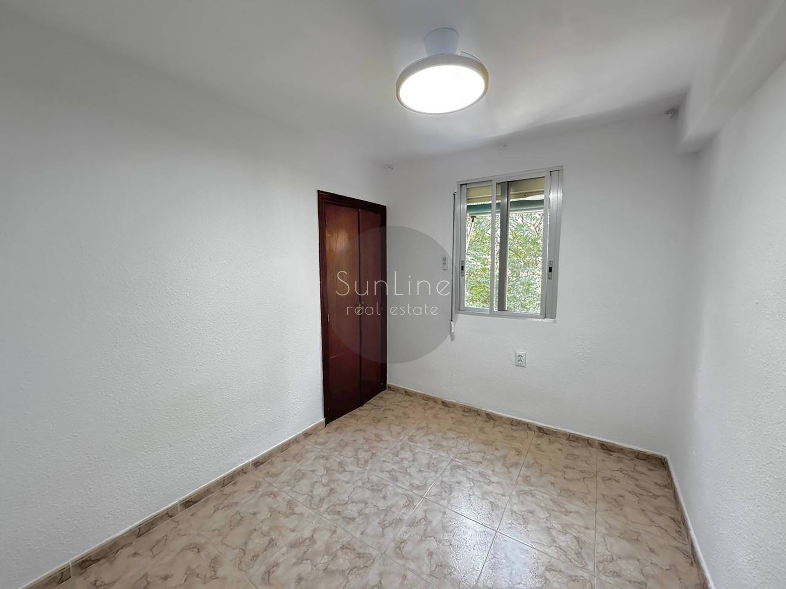 Rent of a three-bedroom apartment with a spacious living room in Quatre Carreres