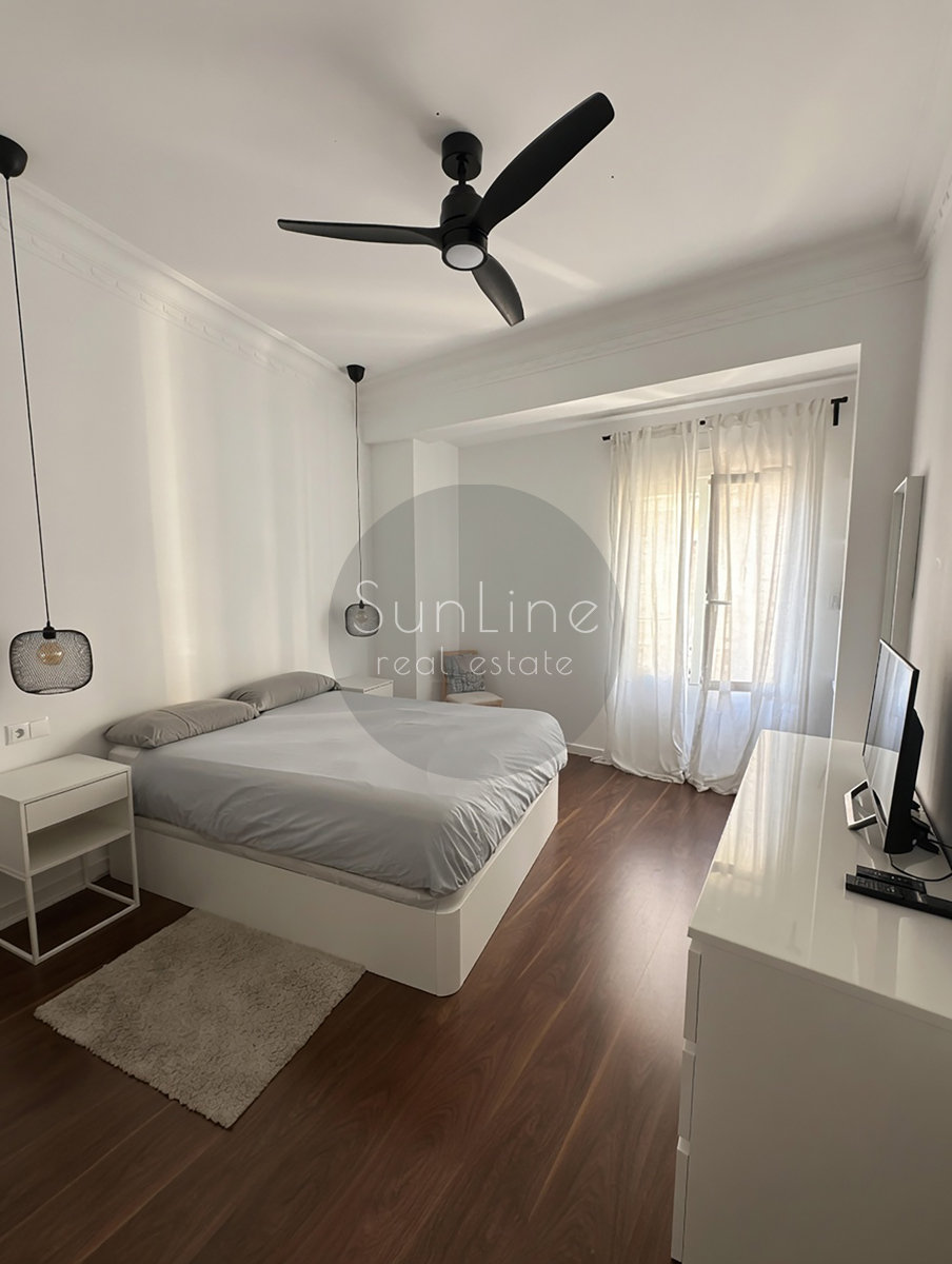 For rent: stylish apartment with aesthetic renovation and high ceilings in Russafa