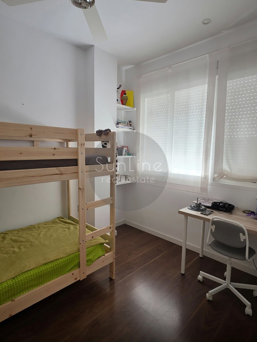 For rent: stylish apartment with aesthetic renovation and high ceilings in Russafa