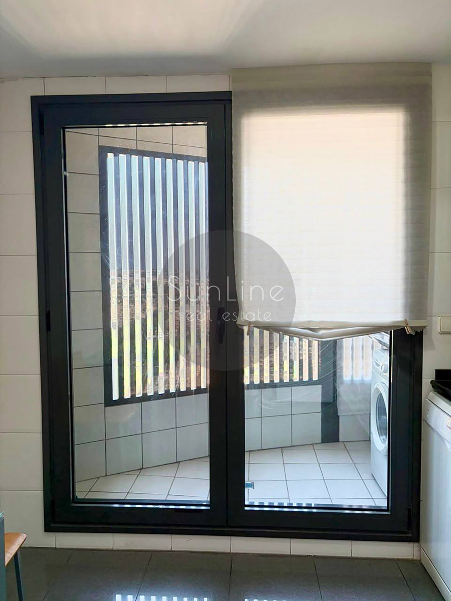 Rent of a bright apartment with a terrace, pool and parking near Turia parks