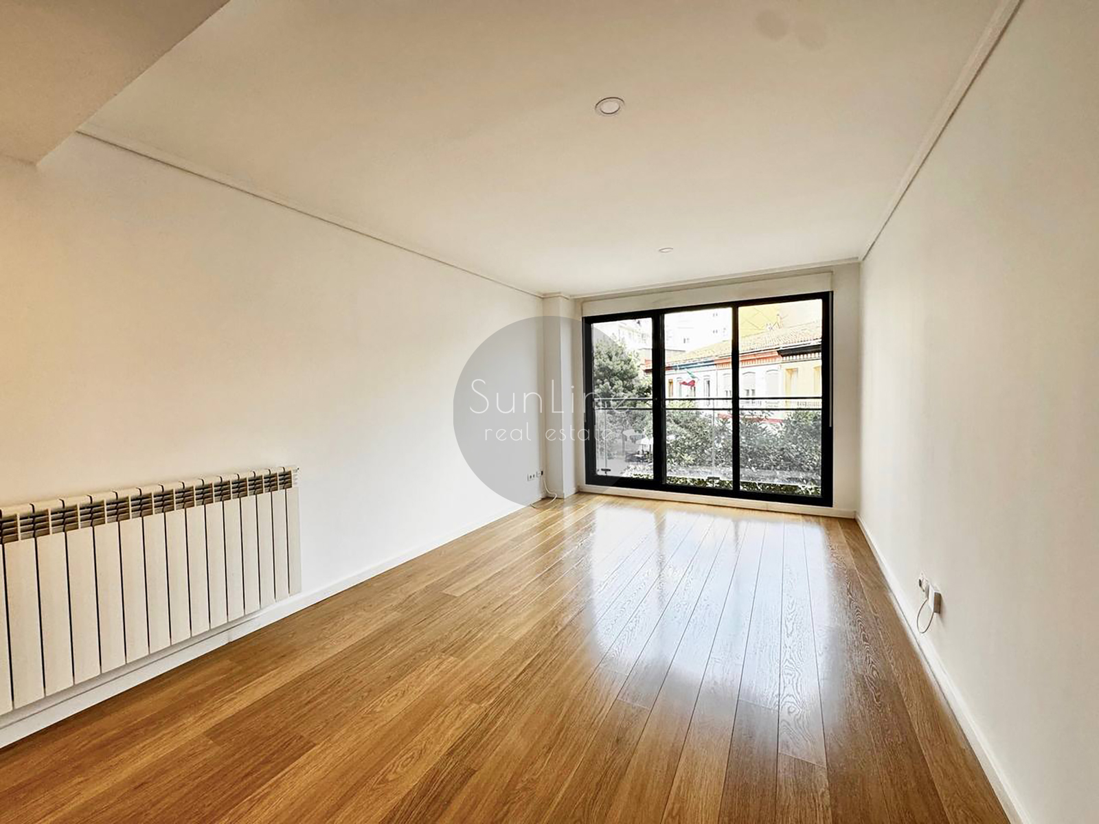 Renting a modern apartment with a pool a few minutes from downtown Valencia