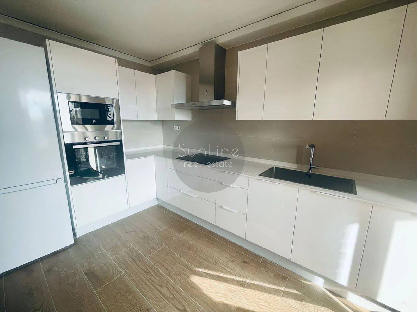 Rent of a spacious apartment with a balcony and a concierge in convenient Benimaclet