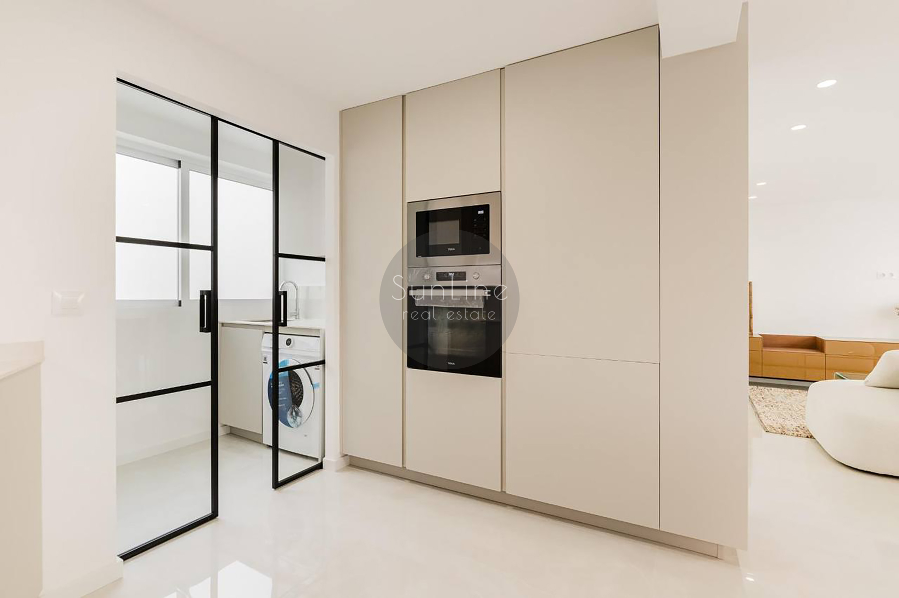 Sale of a 3-bedroom apartment with new renovation near Russafa