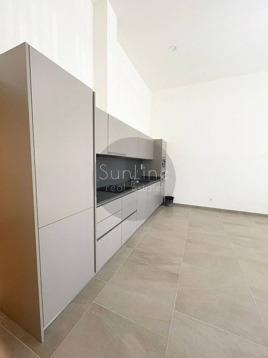 Renting a penthouse with two private terraces, garage and pool in Safranar