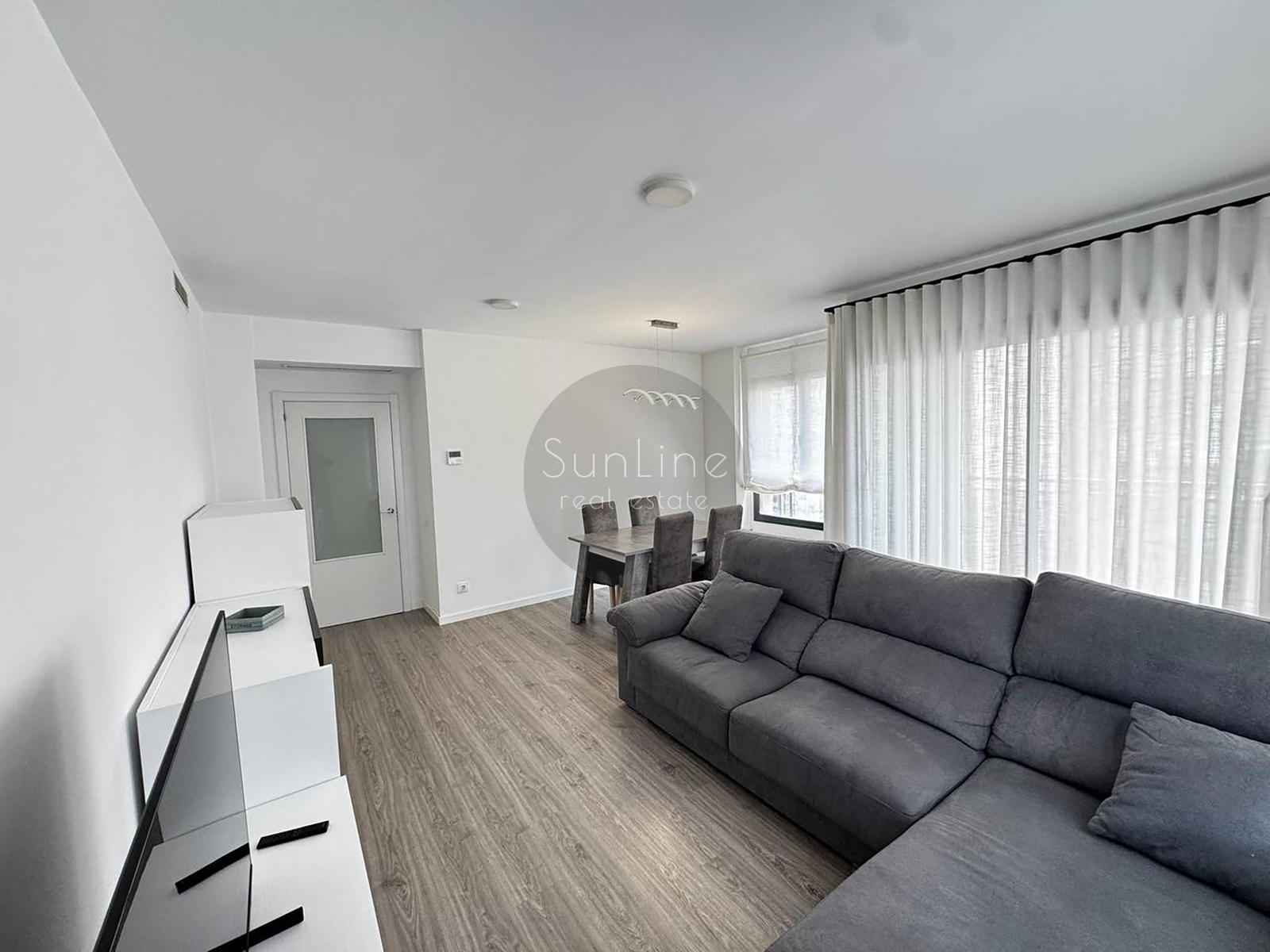 Bright modern apartment with a rooftop pool near the City of Arts and Sciences