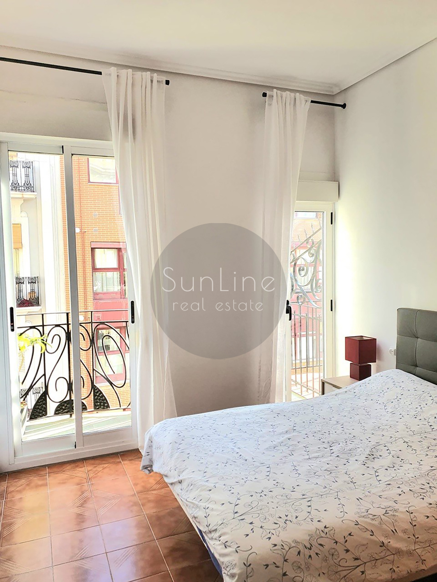 Rent of a Cozy Furnished Apartment with Two Balconies in the Heart of Russafa