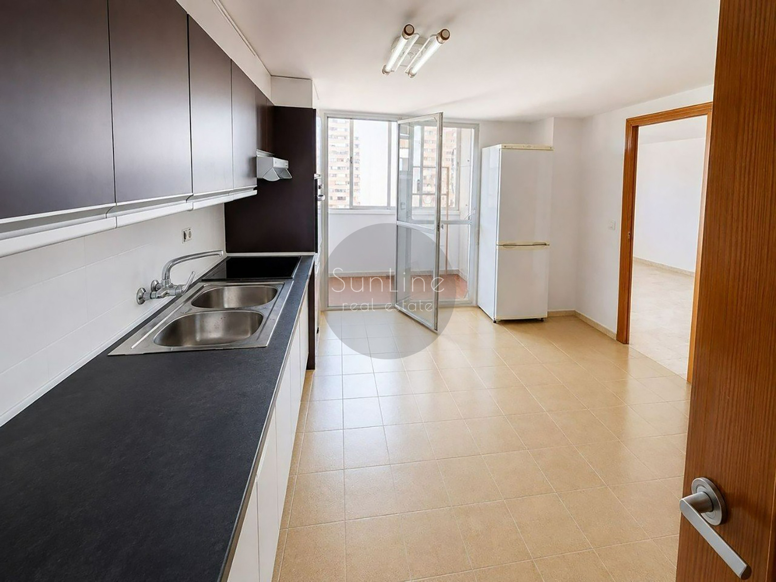 Rent of a bright apartment with four bedrooms, a garage, and a storage room