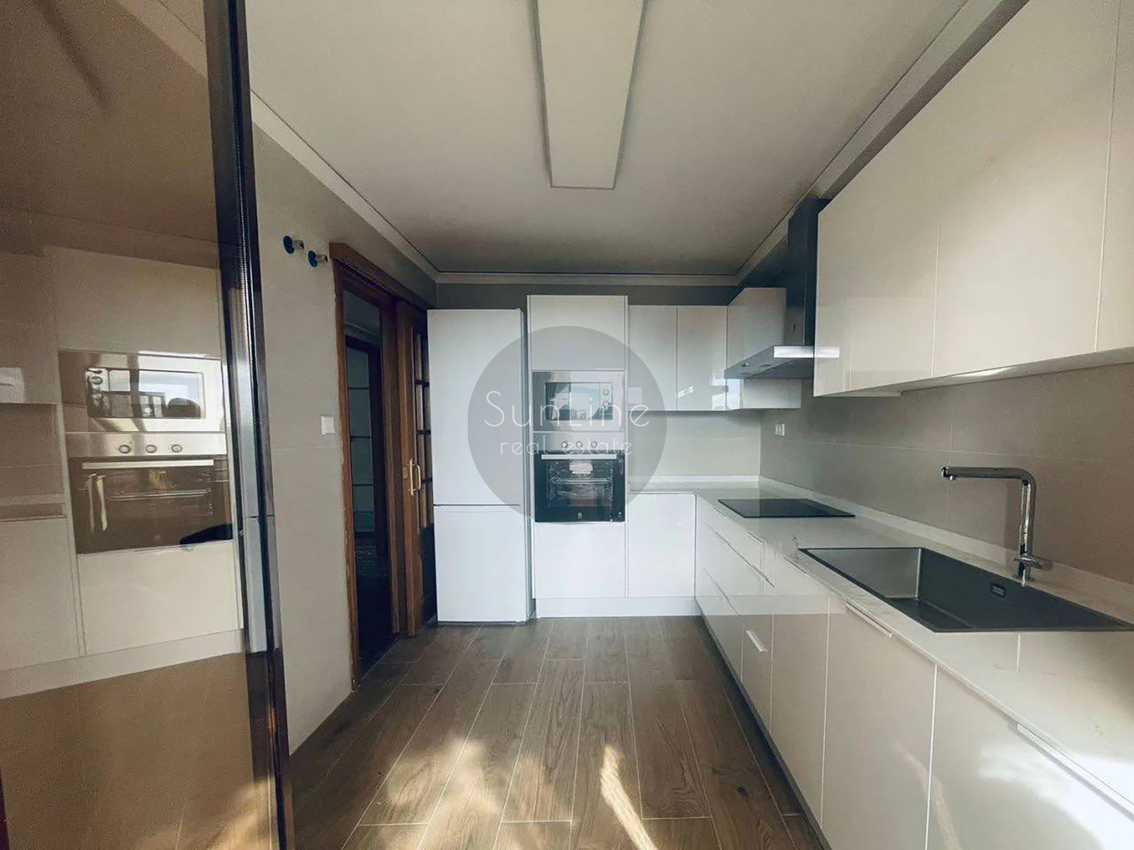 Rent of a spacious apartment with a balcony and a concierge in convenient Benimaclet