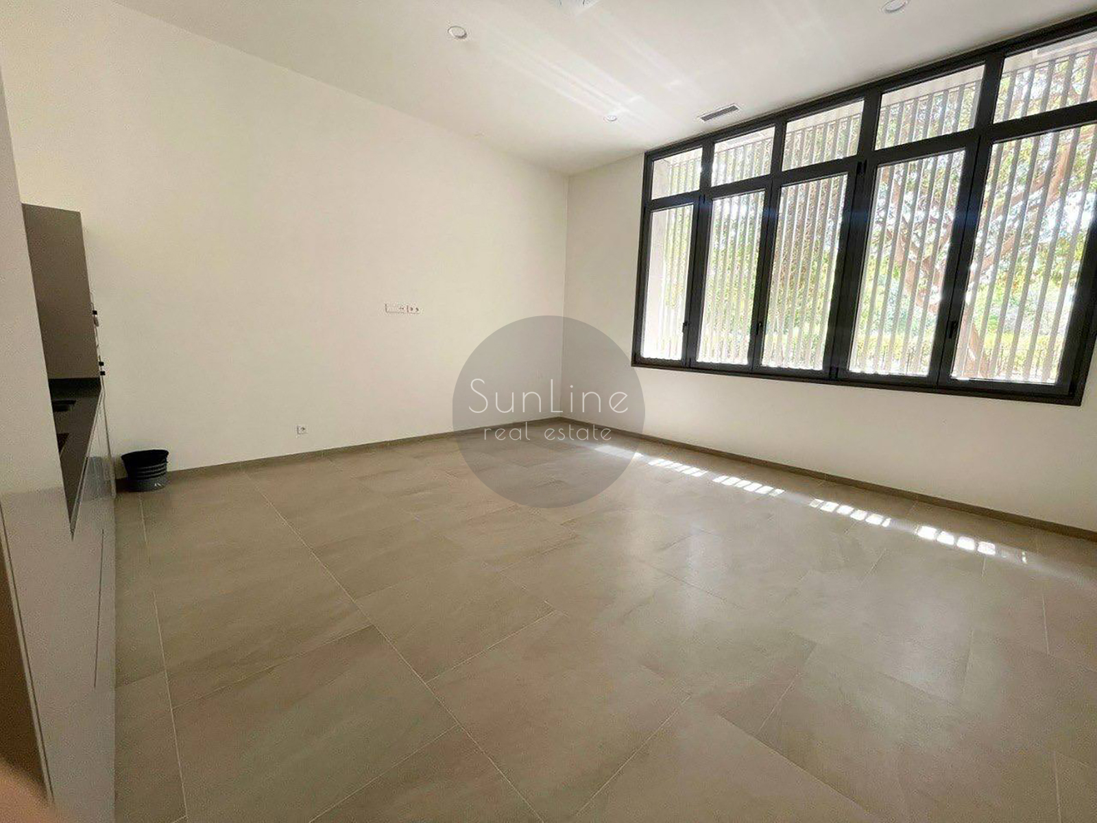 Renting a penthouse with two private terraces, garage and pool in Safranar
