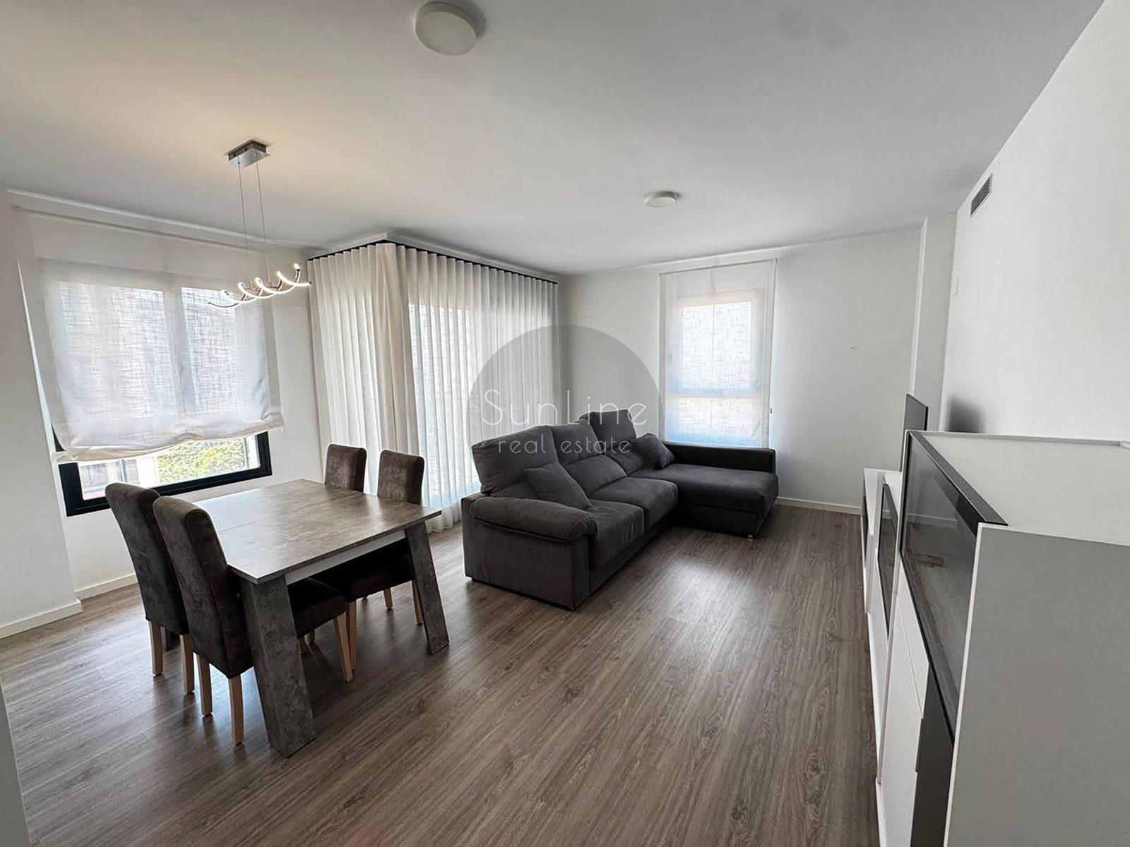 Bright modern apartment with a rooftop pool near the City of Arts and Sciences