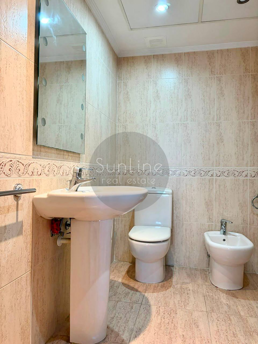 Rent of a bright apartment with a terrace, pool and parking near Turia parks