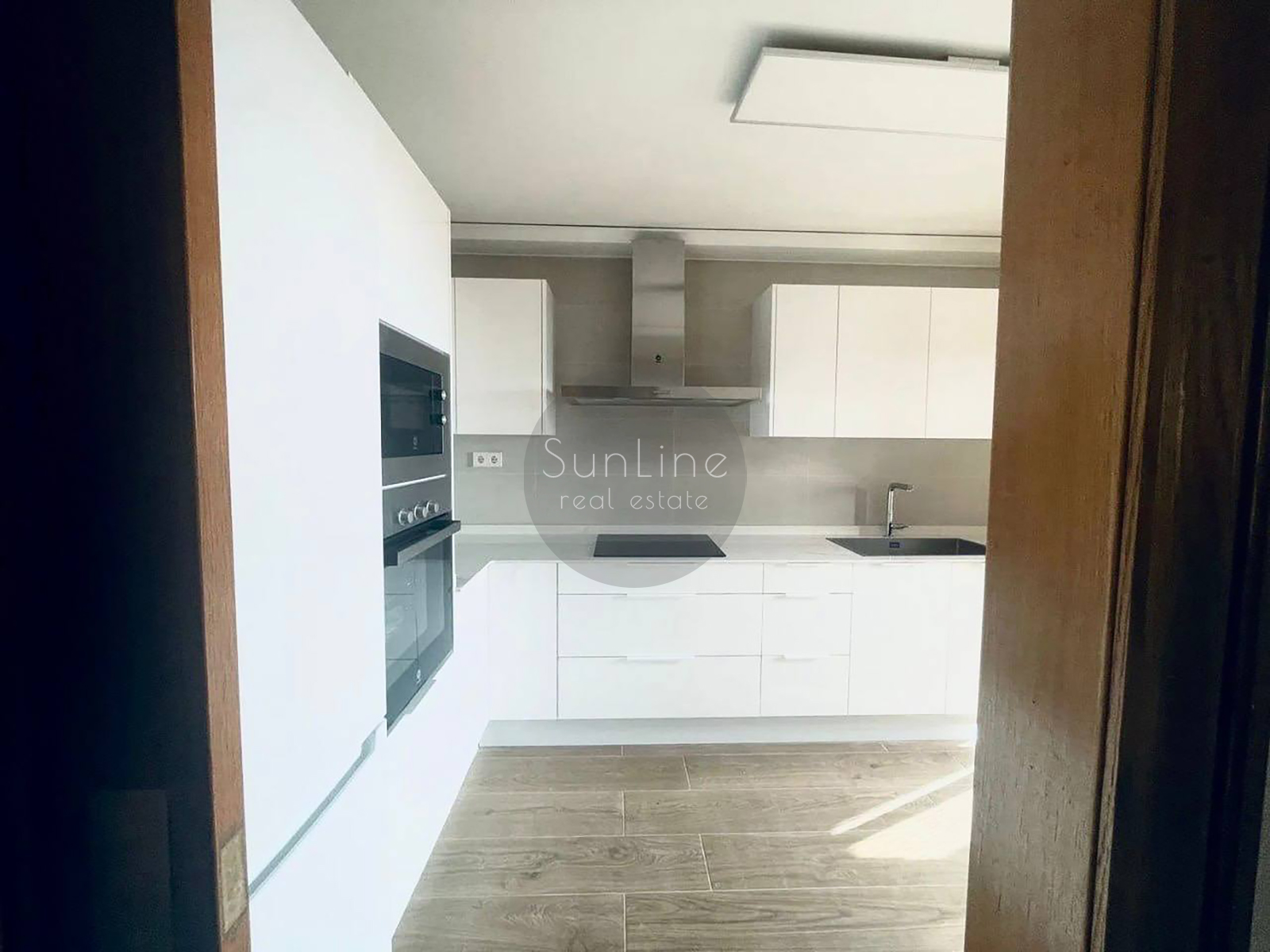 Rent of a spacious apartment with a balcony and a concierge in convenient Benimaclet