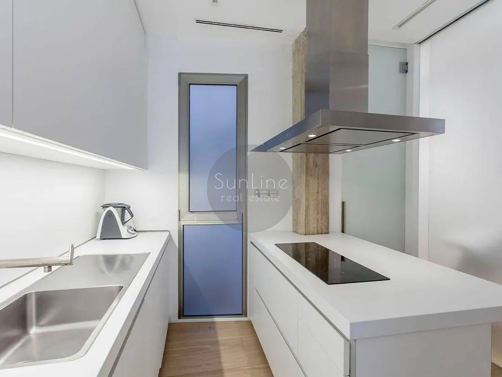 Arenda prestizhnoj kvartiry s vysokimi potolkami i dizajnerskoj otdelkoj v Gran-Via