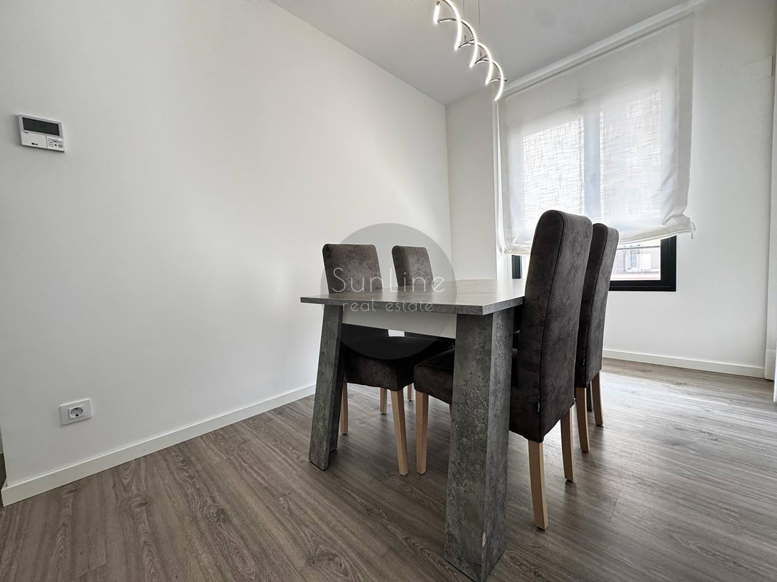 Bright modern apartment with a rooftop pool near the City of Arts and Sciences