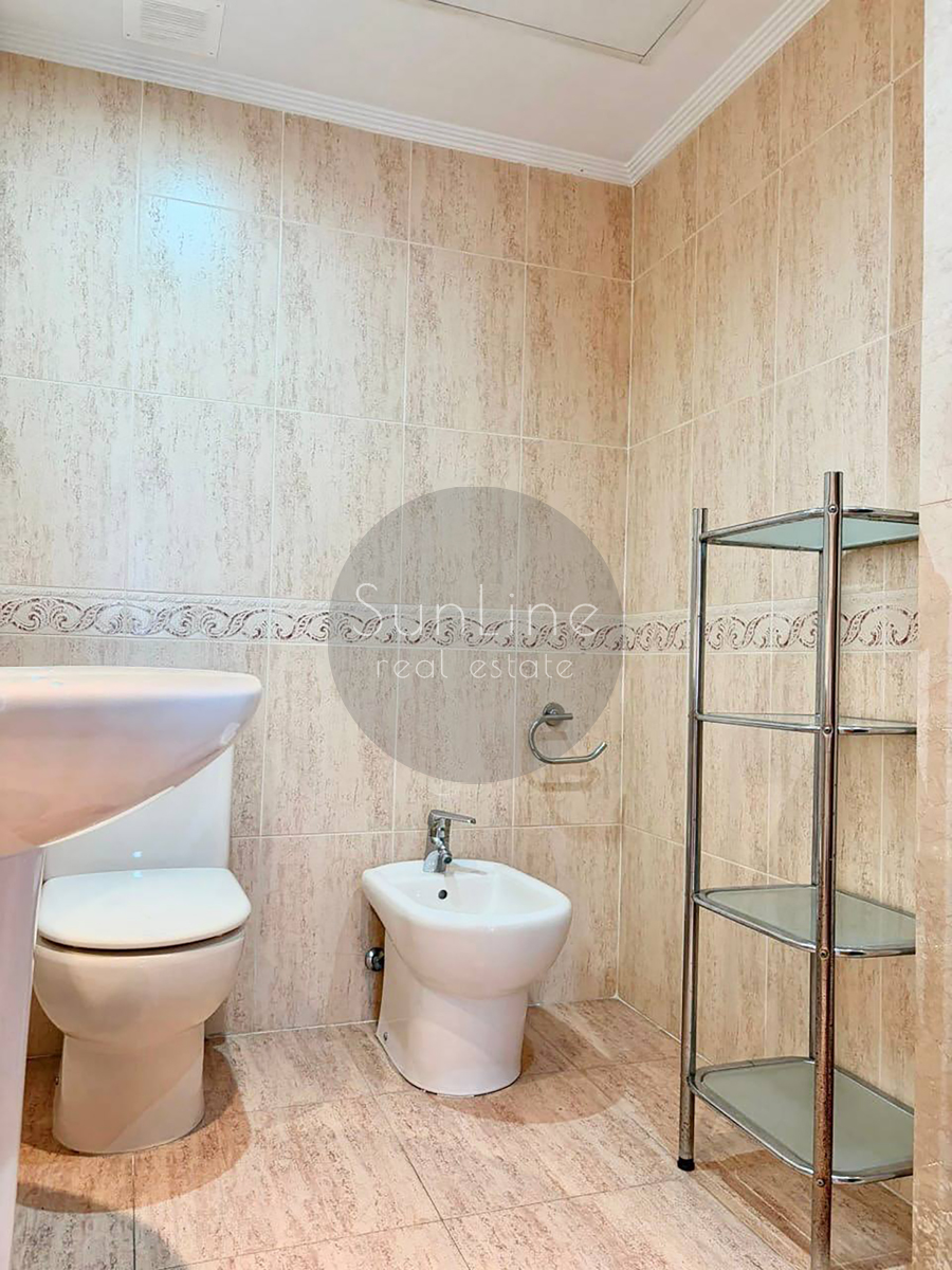 Rent of a bright apartment with a terrace, pool and parking near Turia parks