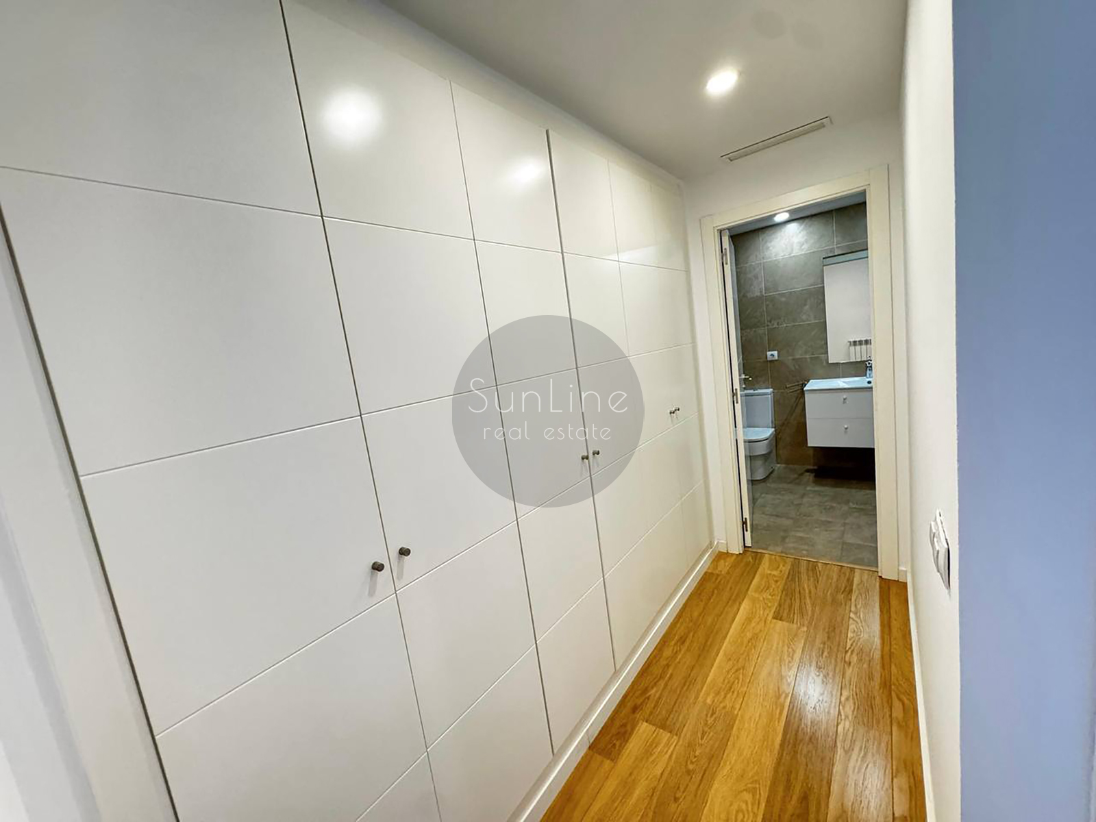 Renting a modern apartment with a pool a few minutes from downtown Valencia