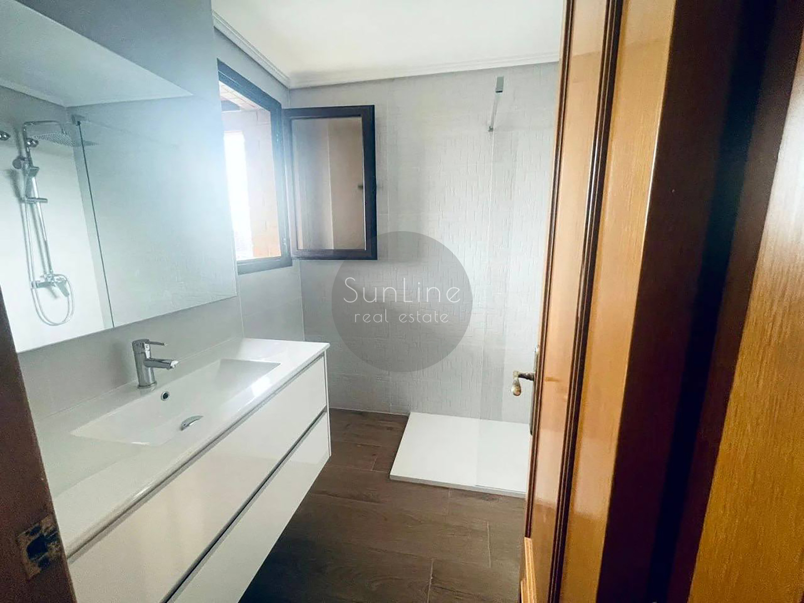 Rent of a spacious apartment with a balcony and a concierge in convenient Benimaclet
