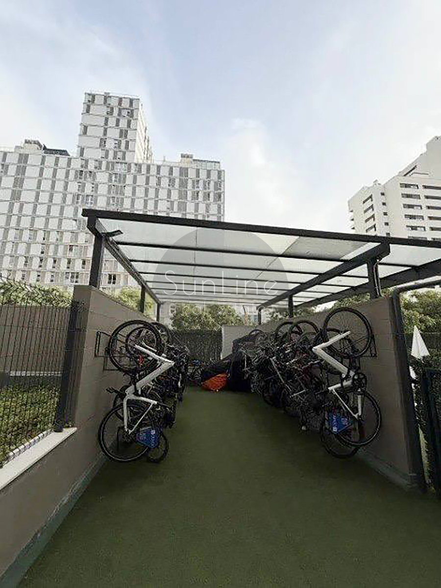 Renting a stylish apartment with a terrace, pool, and garage in Malilla