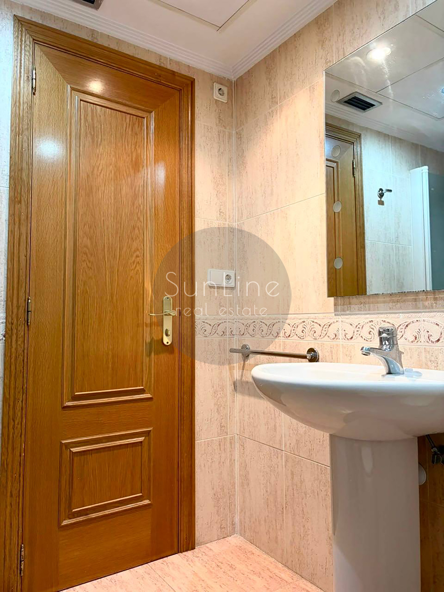 Rent of a bright apartment with a terrace, pool and parking near Turia parks