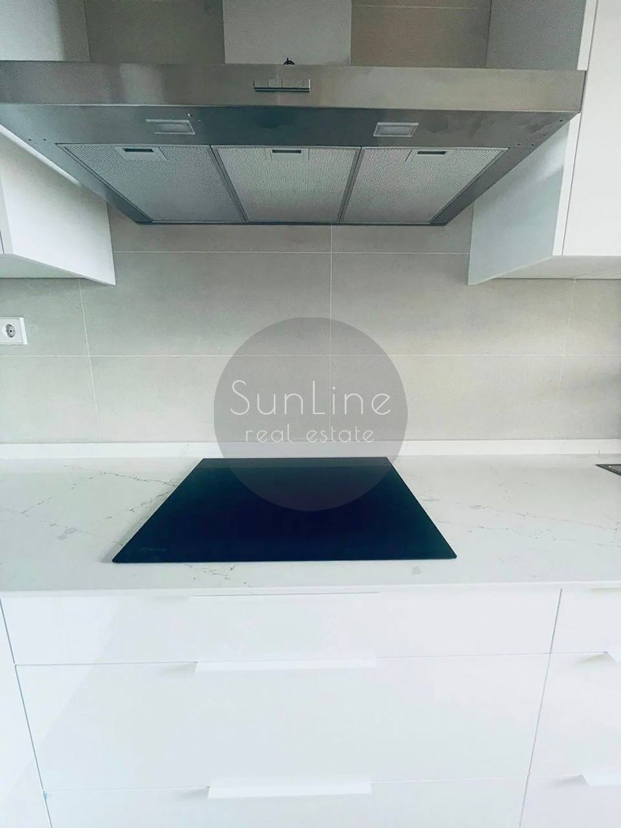 Rent of a spacious apartment with a balcony and a concierge in convenient Benimaclet