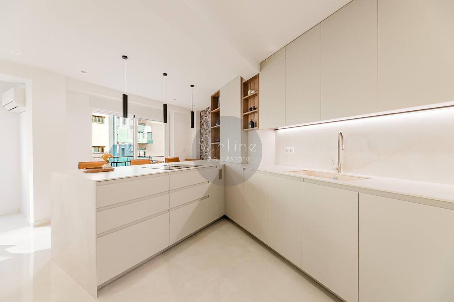 Sale of a 3-bedroom apartment with new renovation near Russafa