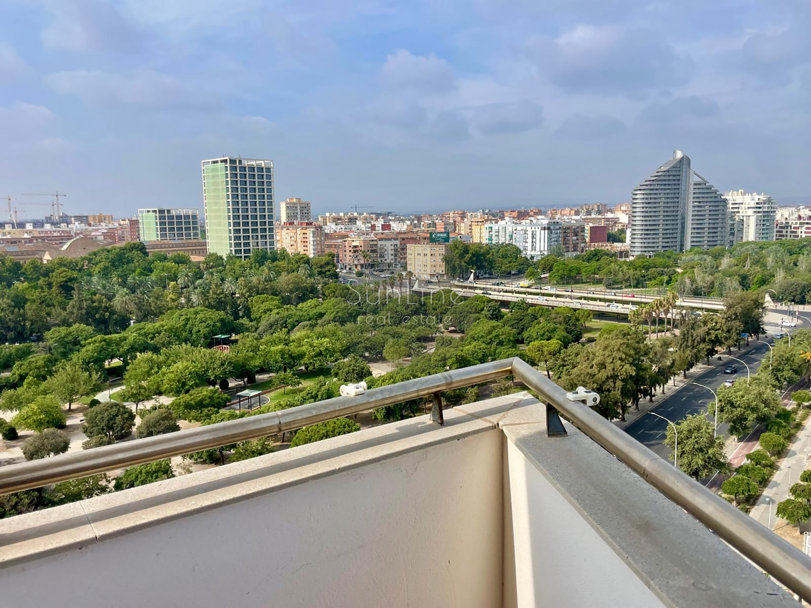 Apartment for rent with panoramic views of Turia Park and two terraces, parking included in the price