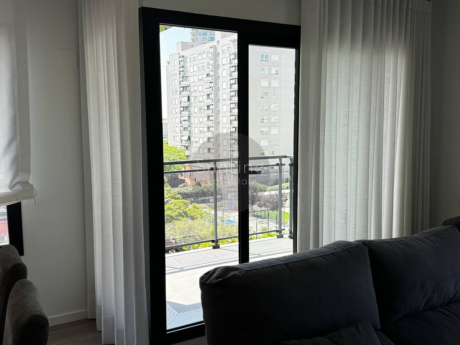 Bright modern apartment with a rooftop pool near the City of Arts and Sciences