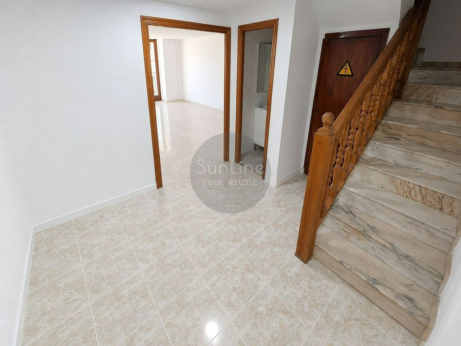 Rent of a bright apartment with four bedrooms, a garage, and a storage room
