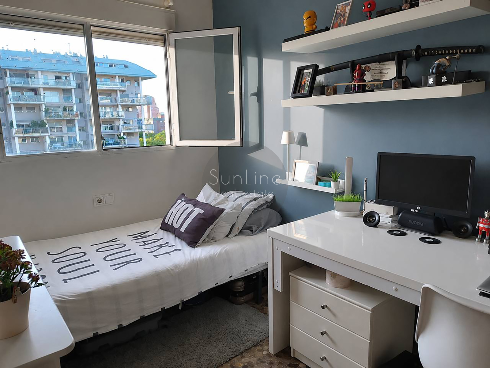 Apartment for sale with good renovation, three bedrooms and a terrace in a complex with a pool in Nou Campanar