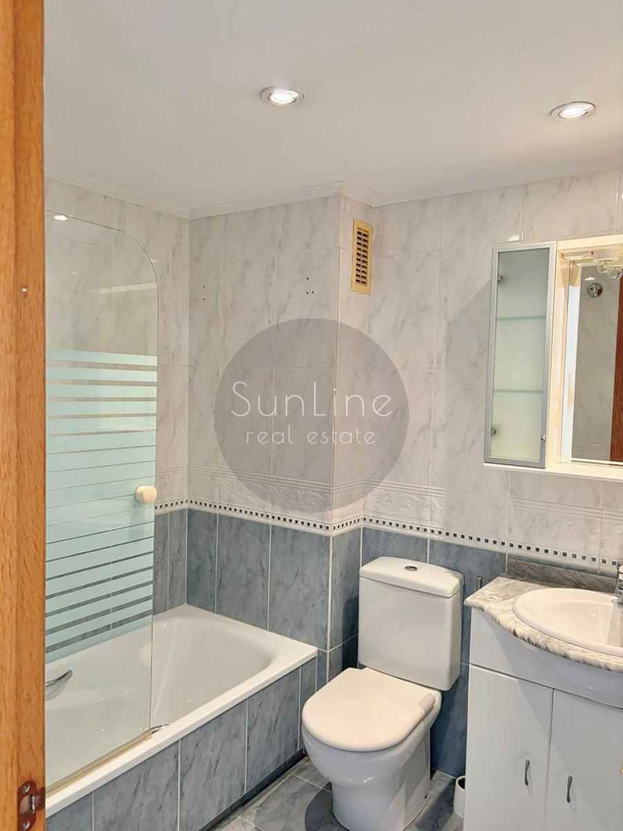 Rent of a bright apartment with a terrace, pool and parking near Turia parks