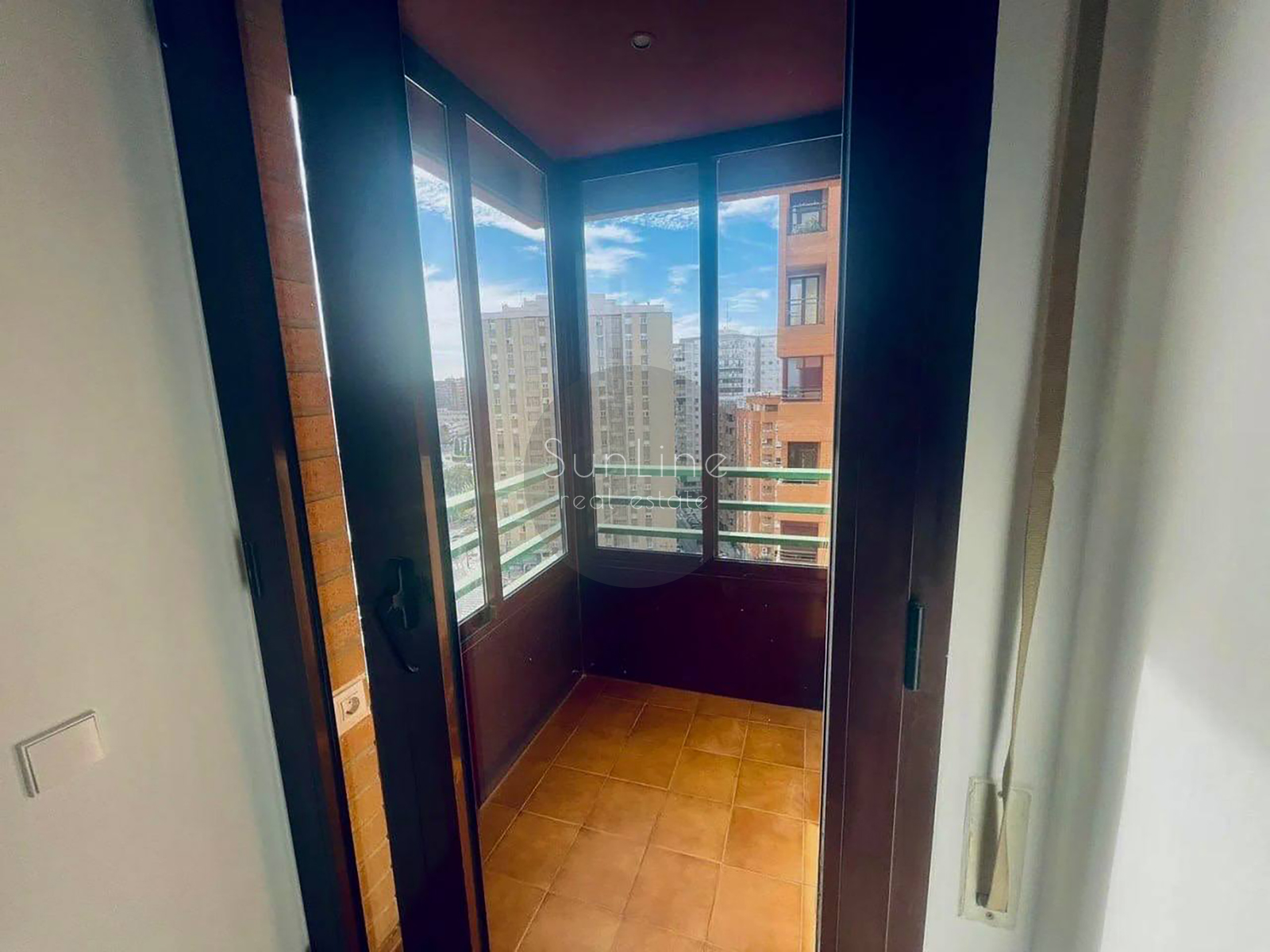 Rent of a spacious apartment with a balcony and a concierge in convenient Benimaclet