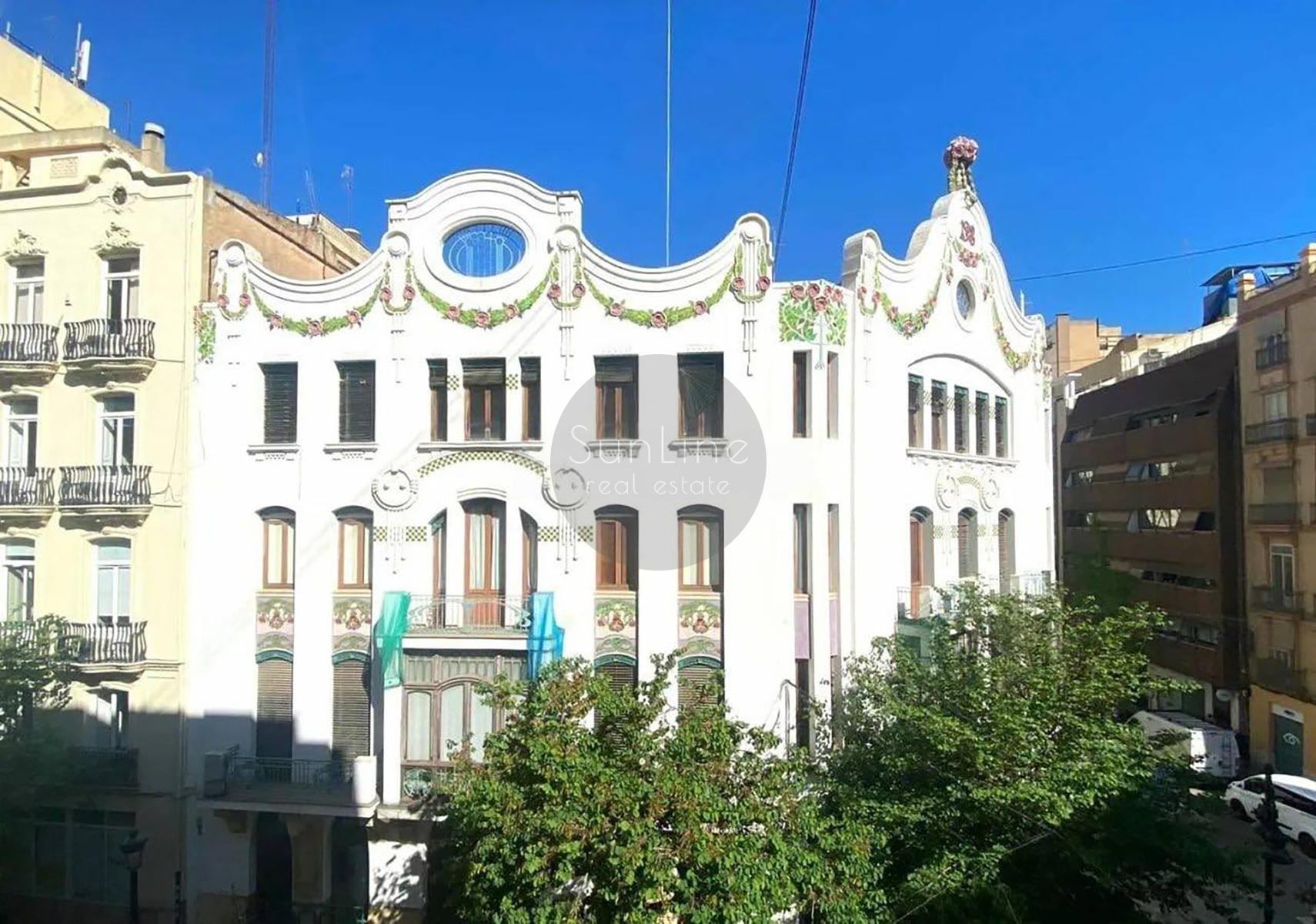 Renting a furnished apartment tailored to your taste with a balcony in a prestigious district