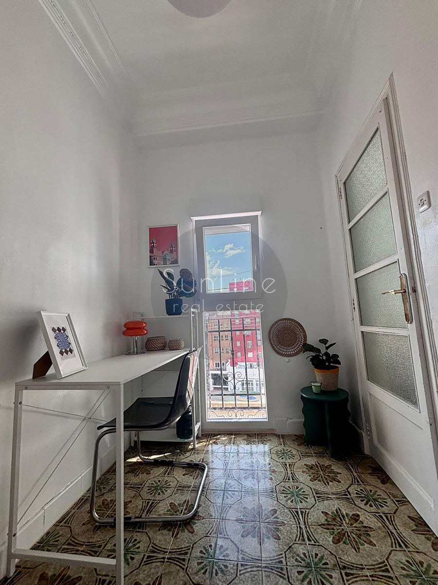 Renting a cozy three-bedroom apartment 5 minutes from Turia Park