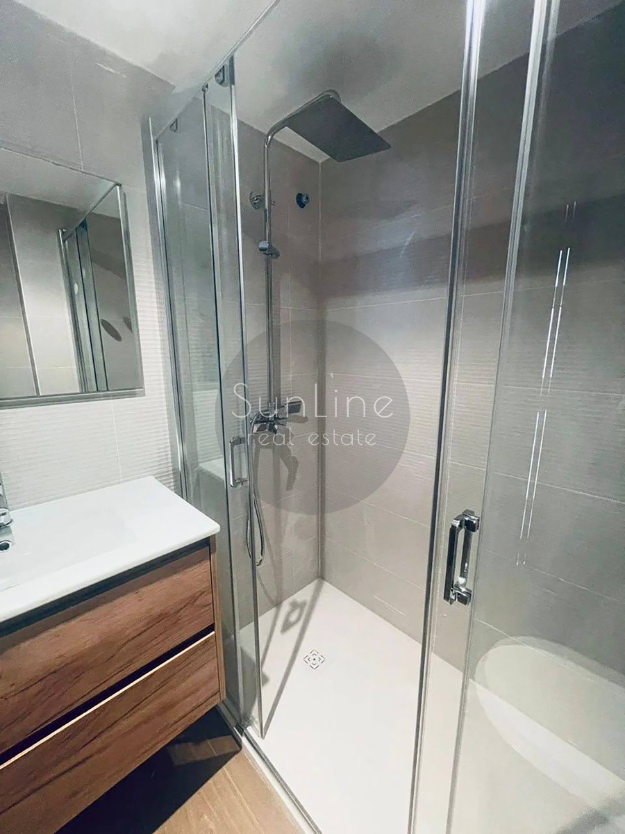 Rent of a spacious apartment with a balcony and a concierge in convenient Benimaclet