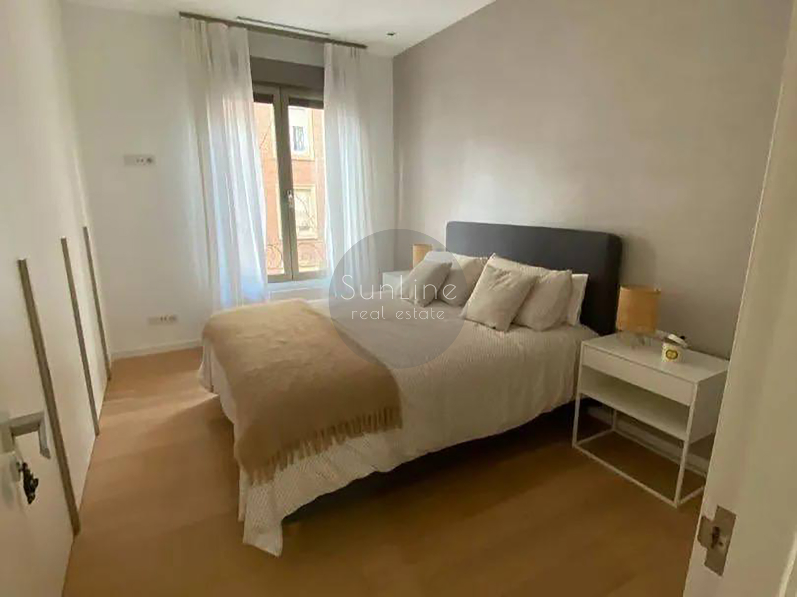 Arenda prestizhnoj kvartiry s vysokimi potolkami i dizajnerskoj otdelkoj v Gran-Via