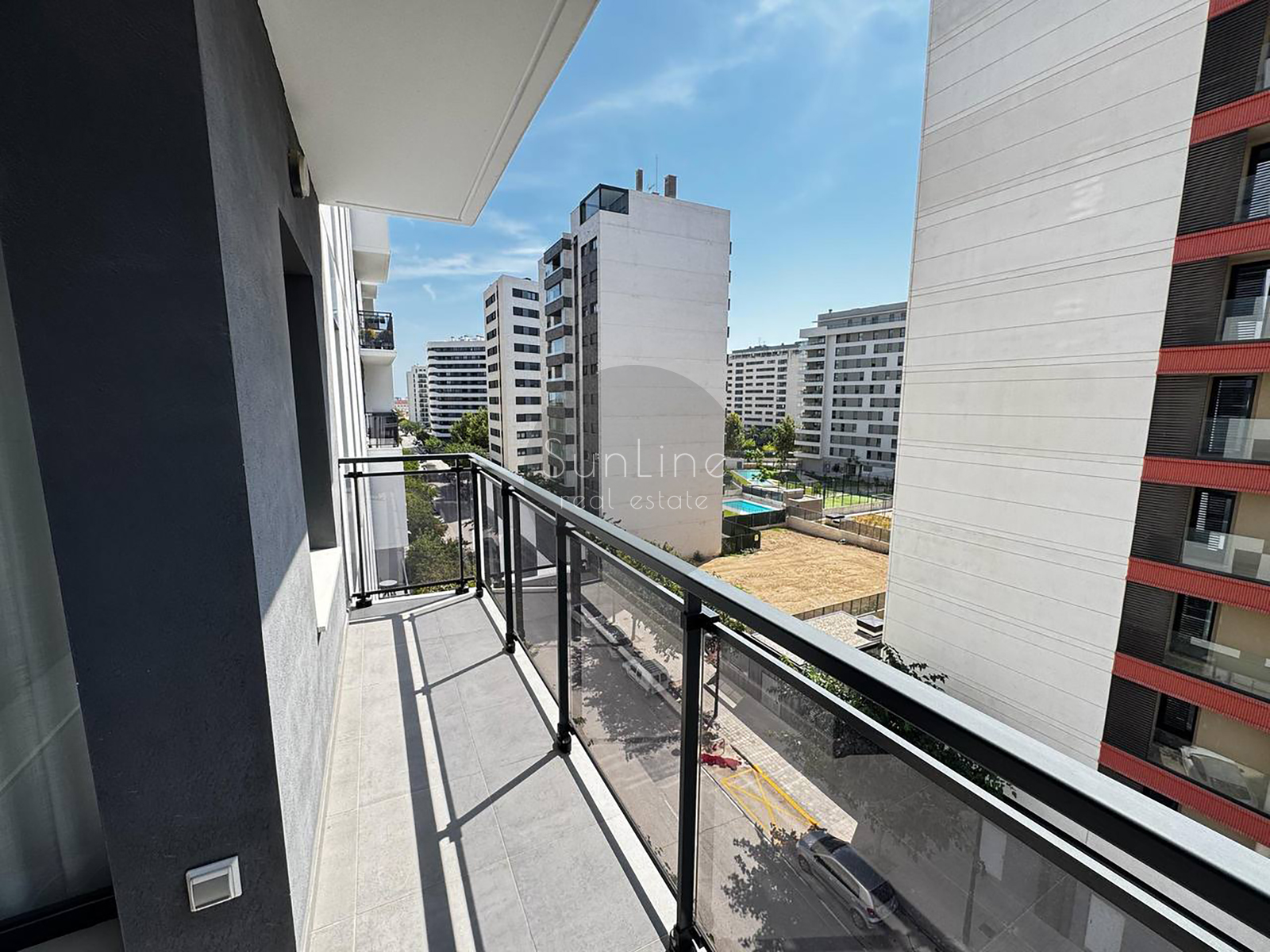 Bright modern apartment with a rooftop pool near the City of Arts and Sciences