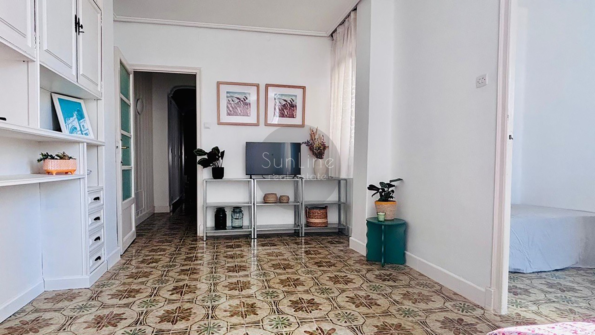 Renting a cozy three-bedroom apartment 5 minutes from Turia Park