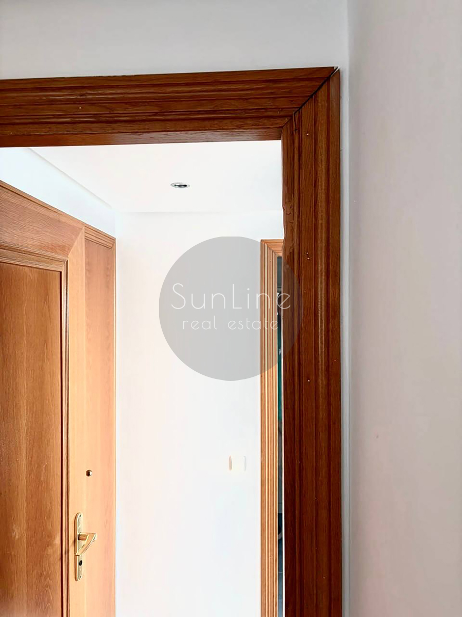 Rent of a bright apartment with a terrace, pool and parking near Turia parks