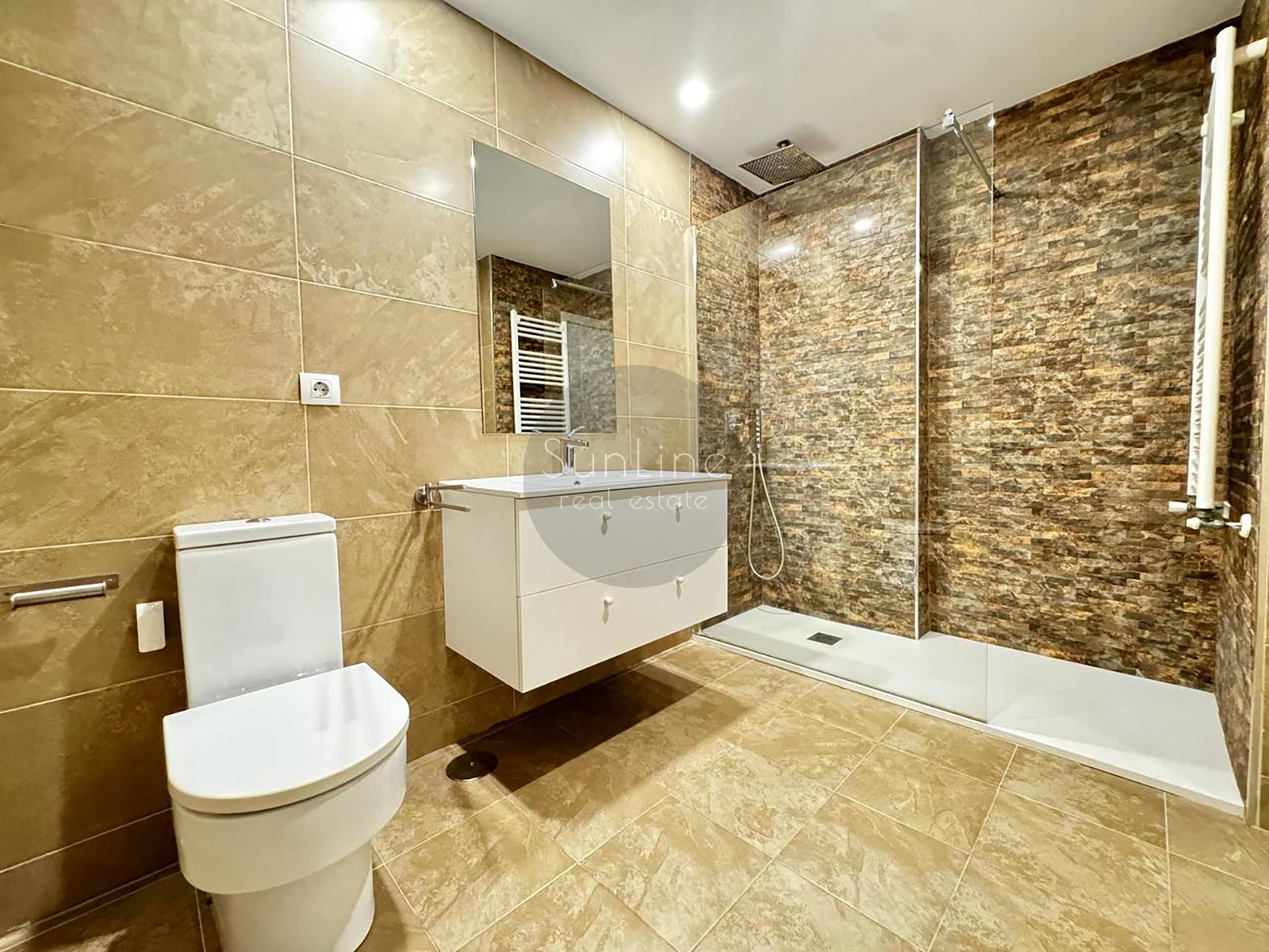 Renting a modern apartment with a pool a few minutes from downtown Valencia
