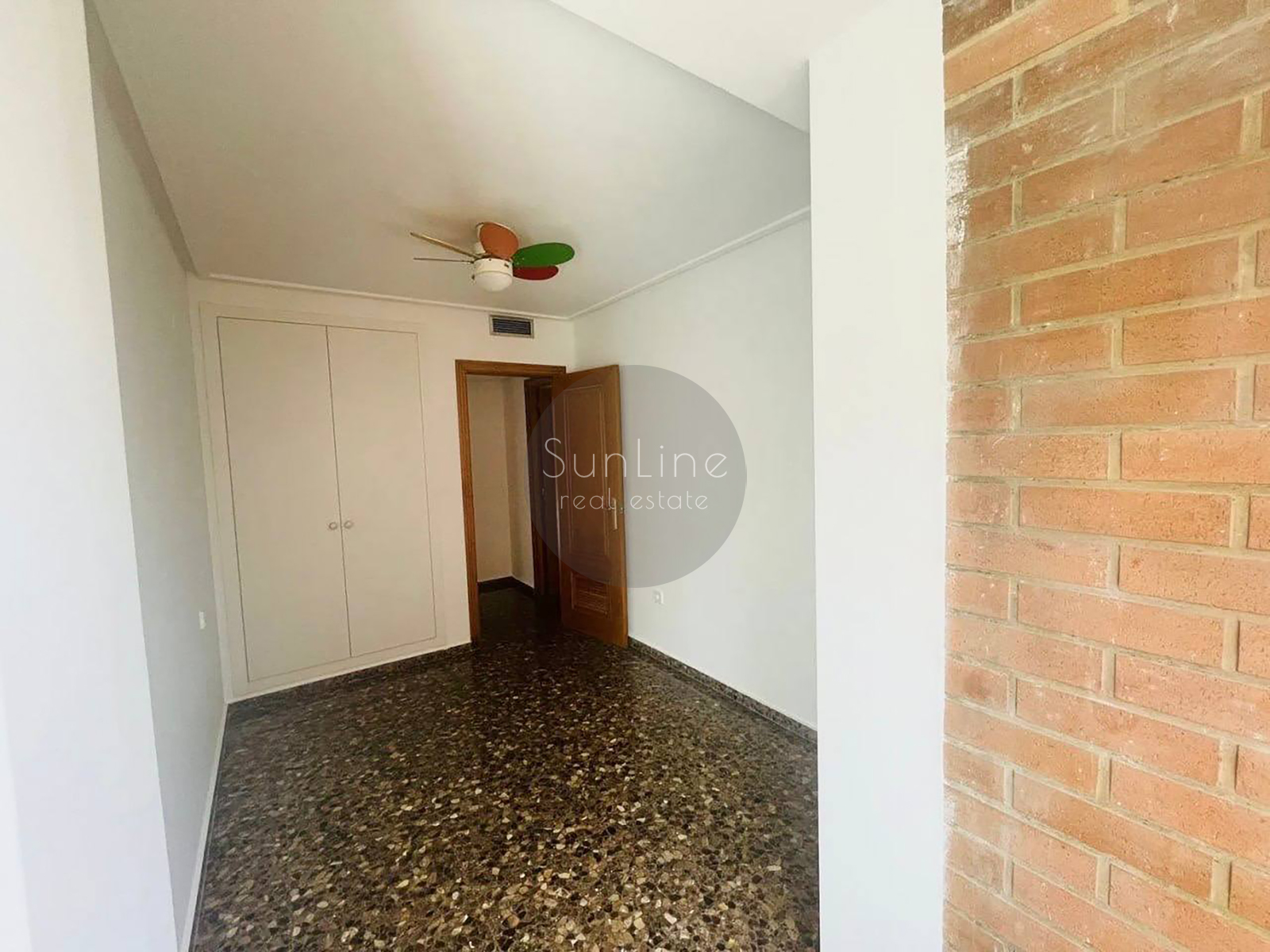 Rent of a spacious apartment with a balcony and a concierge in convenient Benimaclet