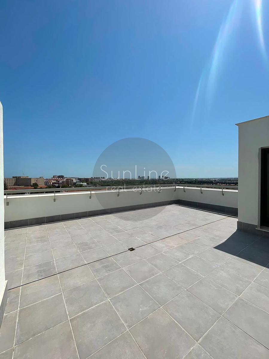 Renting a penthouse with two private terraces, garage and pool in Safranar