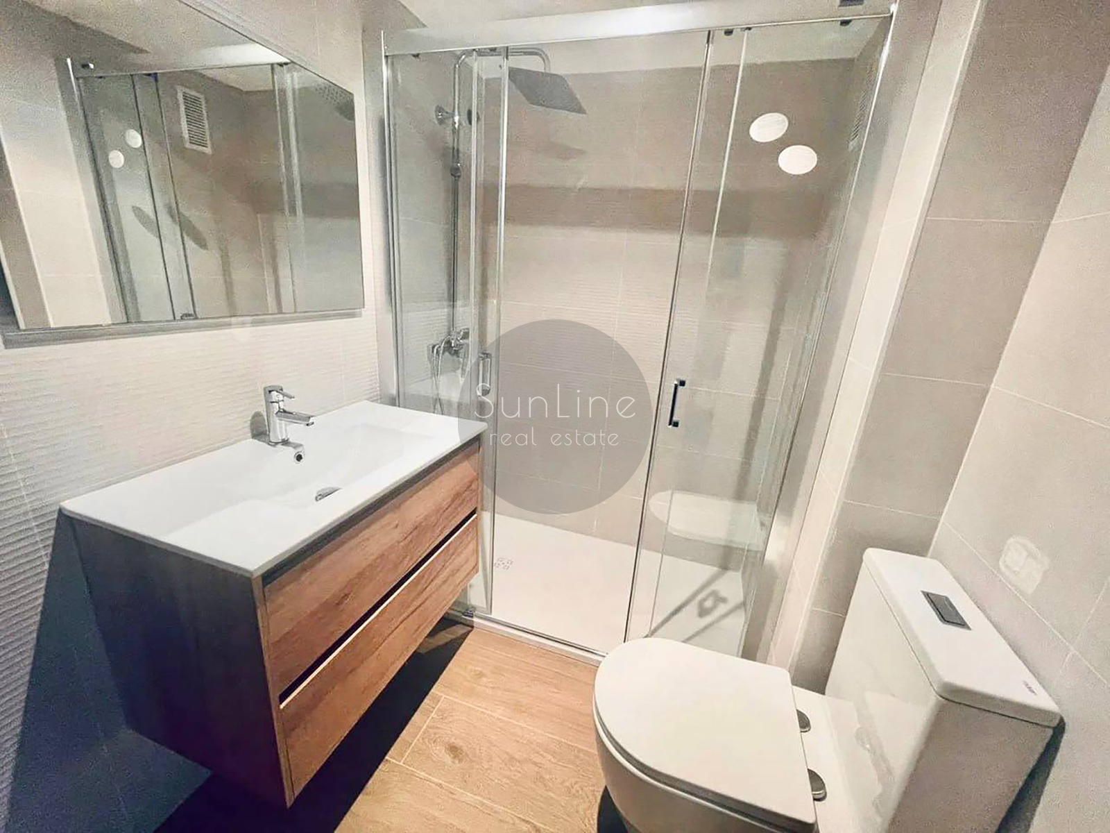 Rent of a spacious apartment with a balcony and a concierge in convenient Benimaclet
