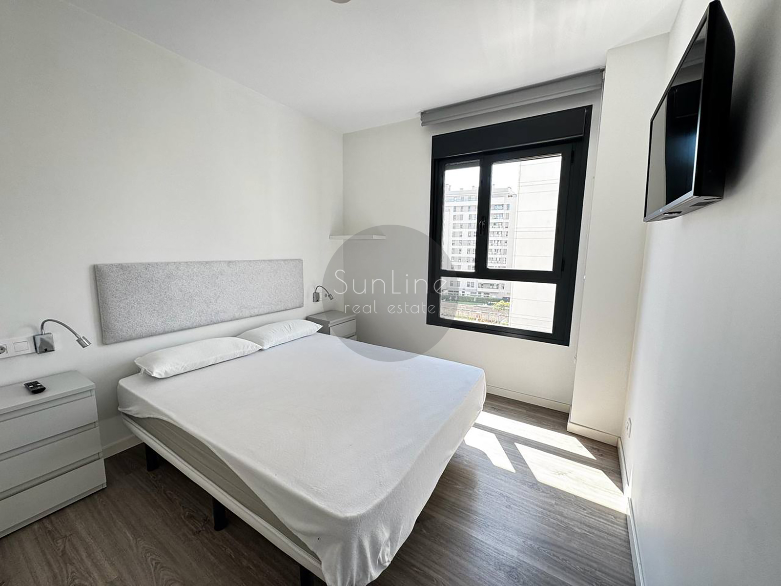 Bright modern apartment with a rooftop pool near the City of Arts and Sciences